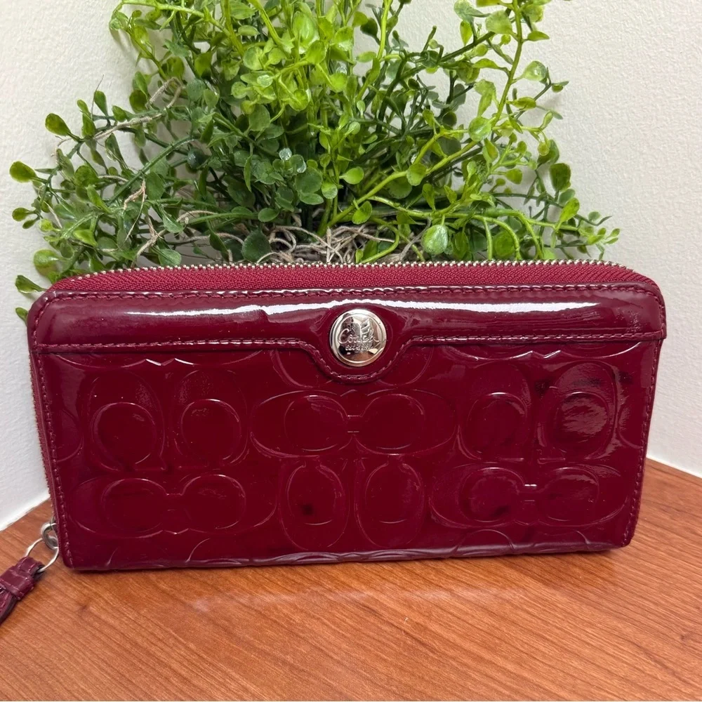 Coach Peyton Patent Signature Zip Wallet